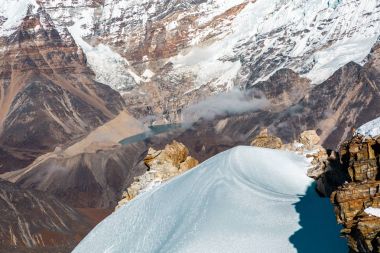 Karlı Zirvesi ve çöl vadi