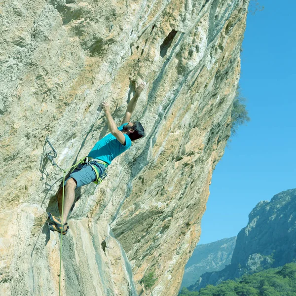 Альпініст висить на скелі — стокове фото