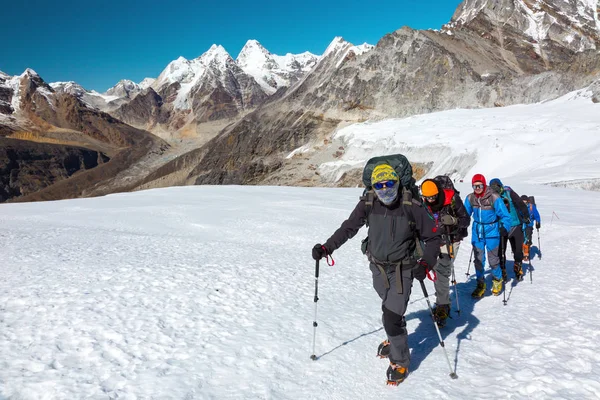 Bergbeklimmers in beschermende kleding — Stockfoto