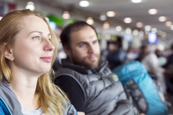 Мужчина и женщина сидят в аэропорту — стоковое фото