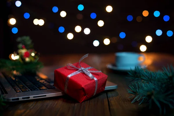 Ordenador y caja de regalo — Foto de Stock