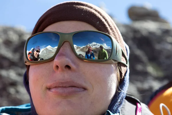 Sıcak şapkalı kadın dağcı — Stok fotoğraf