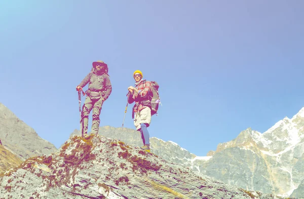 Wandelaars verblijf op hoge rots — Stockfoto