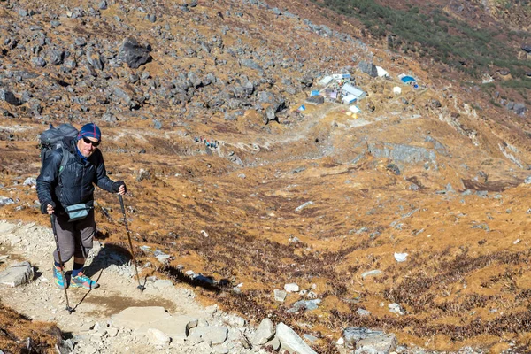 Senior walking up on Mountain Trail — Stock Photo, Image