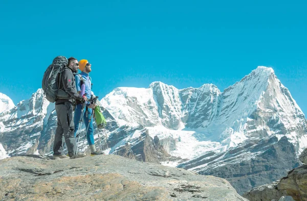 Escursionisti con zaini su roccia — Foto Stock