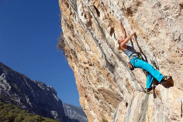 Escalada feminina pendurada no Rock — Fotografia de Stock