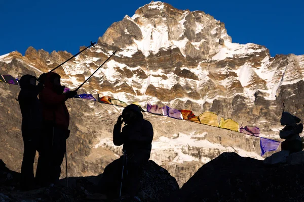 Sylwetki alpinistów — Zdjęcie stockowe