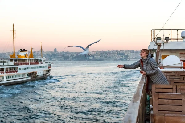 Woman feeding Sea Gulls — Stock Photo, Image