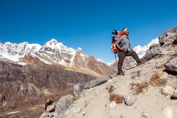 Nepalese gids verblijft op helling — Stockfoto