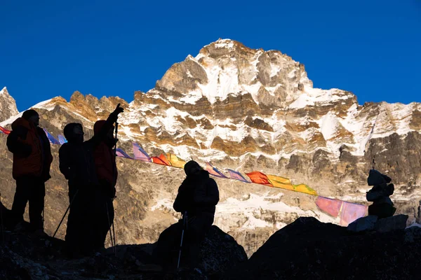 Sylwetki alpinistów — Zdjęcie stockowe