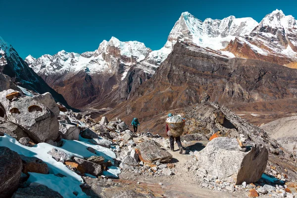 Wandelaars lopen op het terrein van de berg — Stockfoto