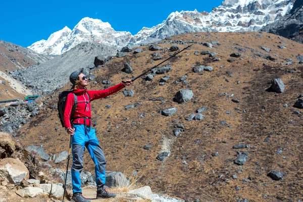 Turysta górski, wskazując Stick — Zdjęcie stockowe