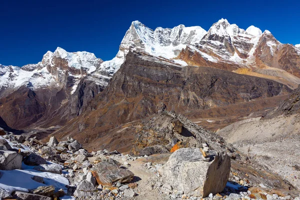 Vista sulle montagne delle cime innevate — Foto Stock