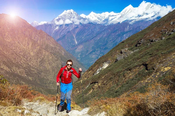 Giovane escursionista a piedi sul sentiero di montagna — Foto Stock