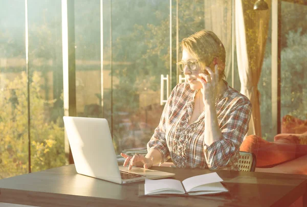 Zakenvrouw werkt op de computer — Stockfoto