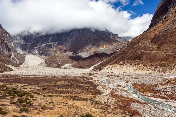 Valle y Montañas cubiertas por Nubes — Foto de Stock