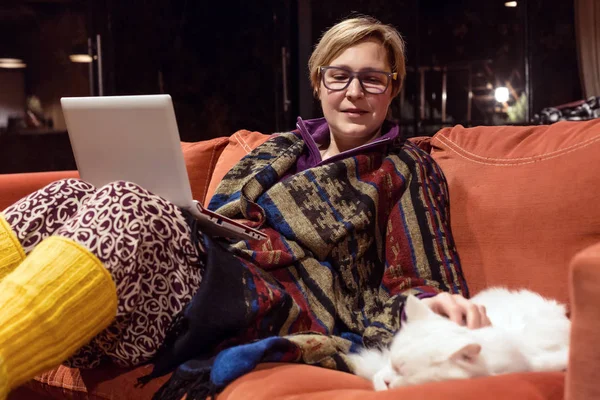 Vrouw in wollen kleding met behulp van Computer — Stockfoto