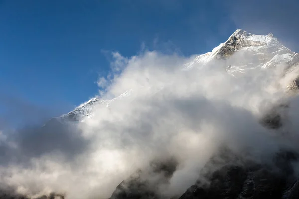 Acantilado de montaña y frente a la nube — Foto de Stock