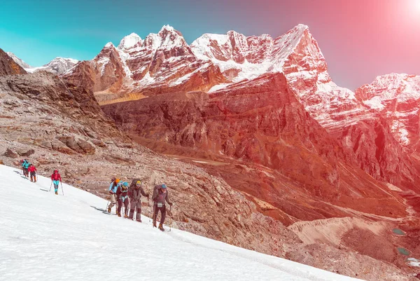 Гірські альпіністи на чолі зі старшим гідом — стокове фото