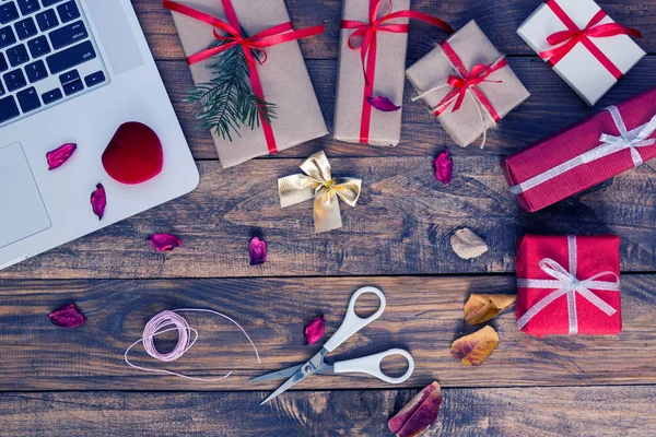 Caixas de presente na mesa — Fotografia de Stock