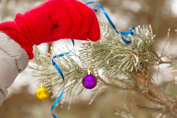Lidské zdobení vánočního stromu — Stock fotografie