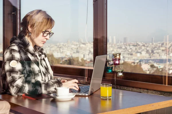 Vrouw werkt op laptop — Stockfoto