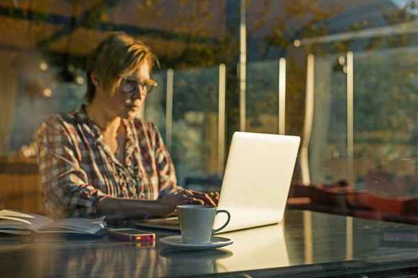 Bizneswoman pracująca na komputerze — Zdjęcie stockowe