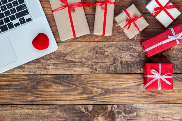 Cajas de regalo en la mesa — Foto de Stock