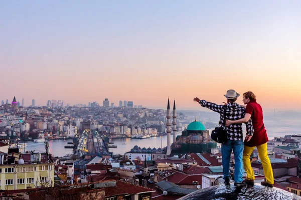 Erkek ve kadın çatısı kalıyor — Stok fotoğraf