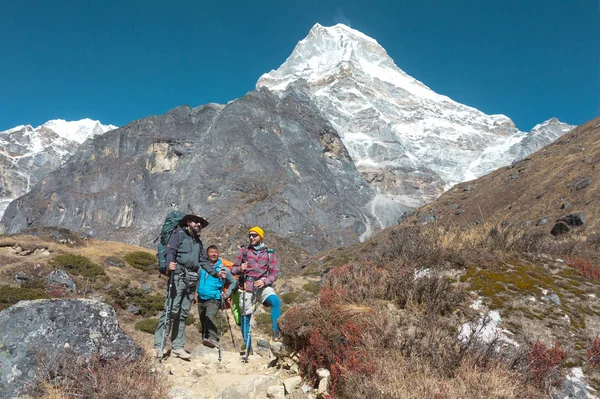 Escursionisti che soggiornano sul sentiero — Foto Stock