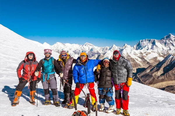 登山者在温暖高海拔夹克 — 图库照片