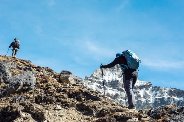 登山团队在岩石的小径上走 — 图库照片