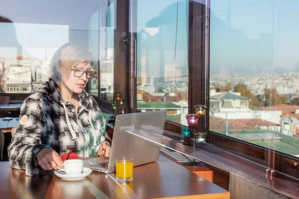 Freelancer werkt op Computer Laptop — Stockfoto