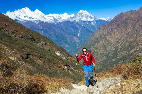 Giovane escursionista a piedi sul sentiero di montagna — Foto Stock