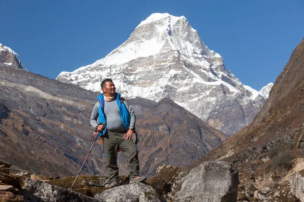 Nepalese Mountain Guide staying on Rock — Stock Photo, Image