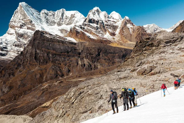 Escaladores de Montaña liderados por un guía anciano —  Fotos de Stock