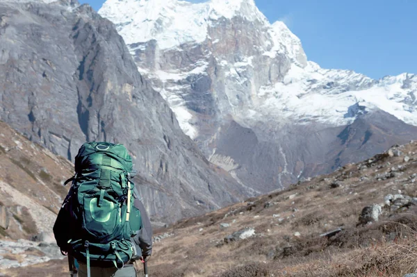 Person walking towards high Mountains — Stock Photo, Image