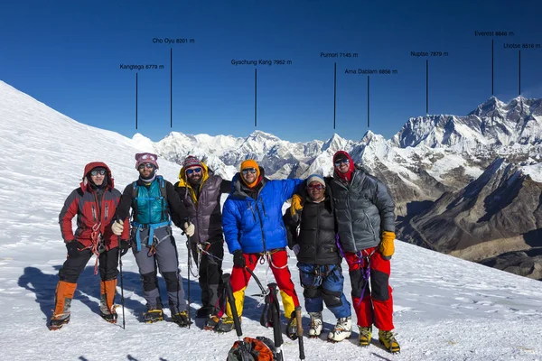 Escaladores en cálidas chaquetas de gran altitud — Foto de Stock