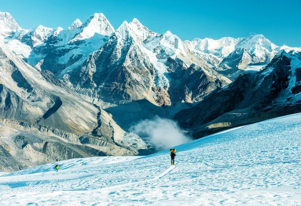 Гірський альпініст з важким рюкзаком — стокове фото