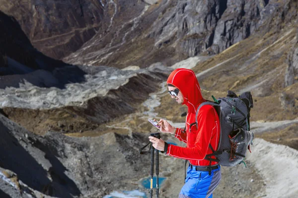 Alpinista usando telefone celular — Fotografia de Stock