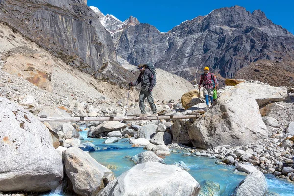 Hikers crossing Mountain River — Stock Photo, Image