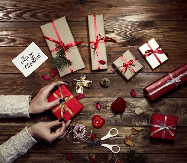 Mujer preparando cuidadosamente los regalos — Foto de Stock