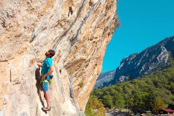 Klättrare hängande på orange Rock — Stockfoto