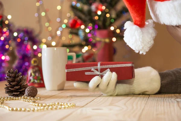 Pessoa em Santa Hat preparando presente — Fotografia de Stock