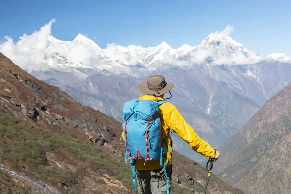 看山景，背包里的人 — 图库照片