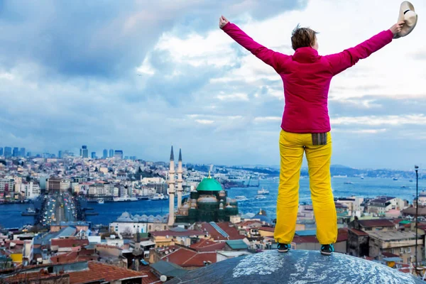 Frau bleibt auf Dach — Stockfoto