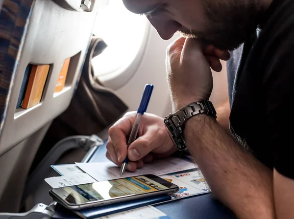 Man vullen immigratie formulier — Stockfoto