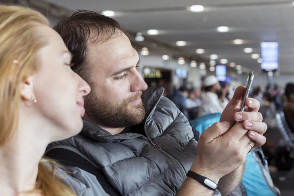 Man en vrouw in luchthaventerminal — Stockfoto