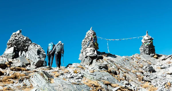 Vandrare som närmar sig till Pass i bergen — Stockfoto