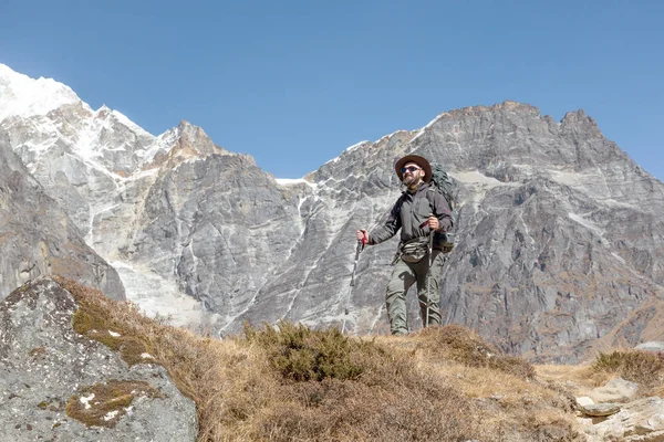 Escursionista barbuto che rimane sulle montagne — Foto Stock